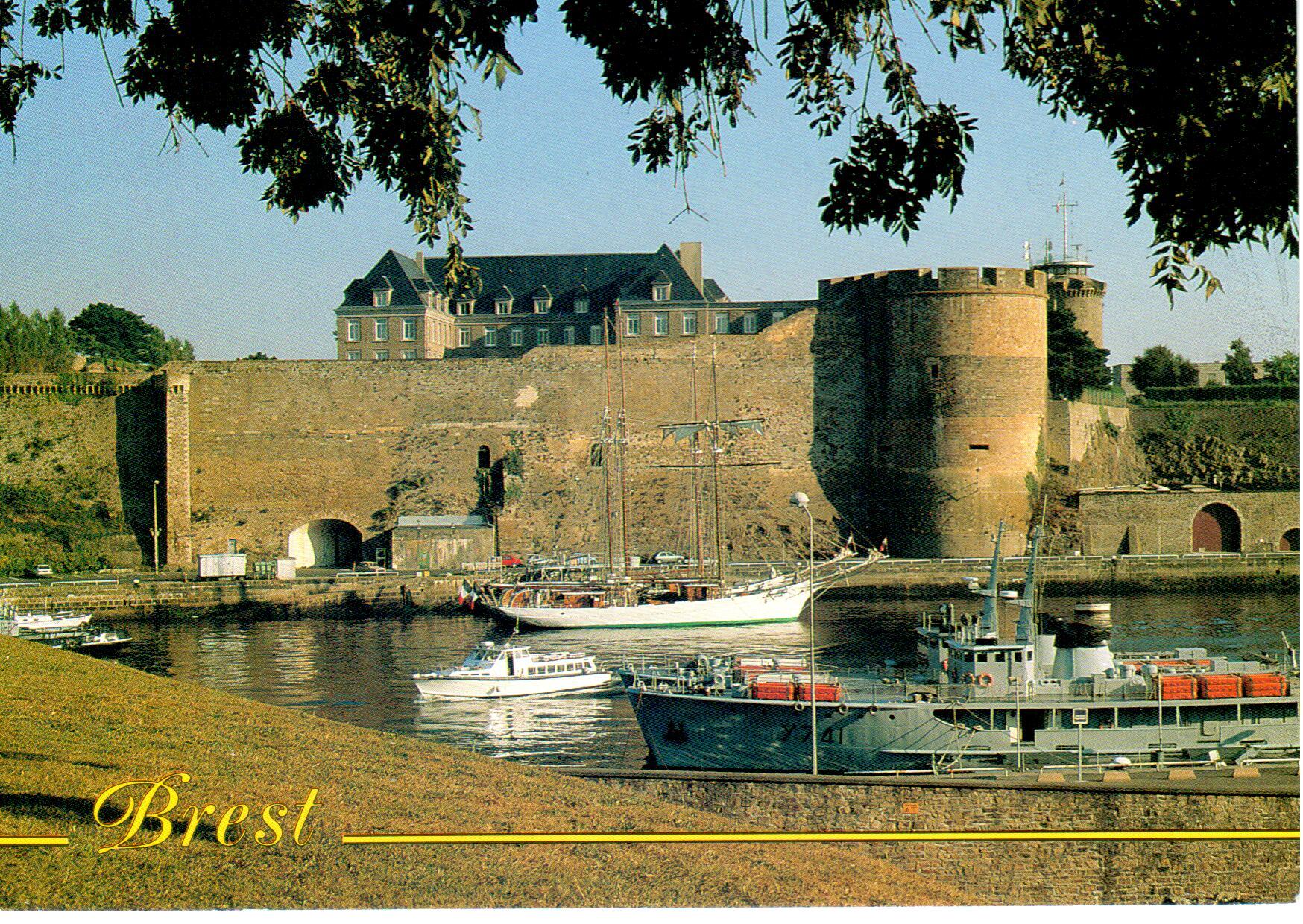 Brest grand port de guerre La Belle Poule et l'Etoile  quai