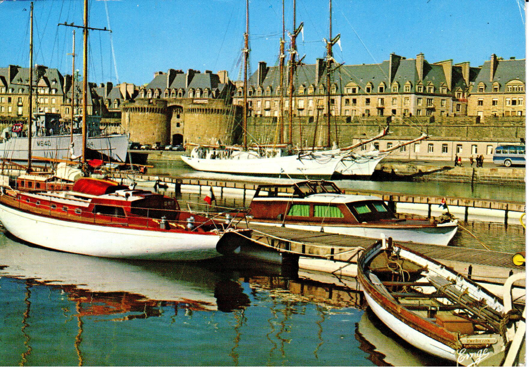 Saint Malo les golettes de la Marine nationale Etoile et Belle