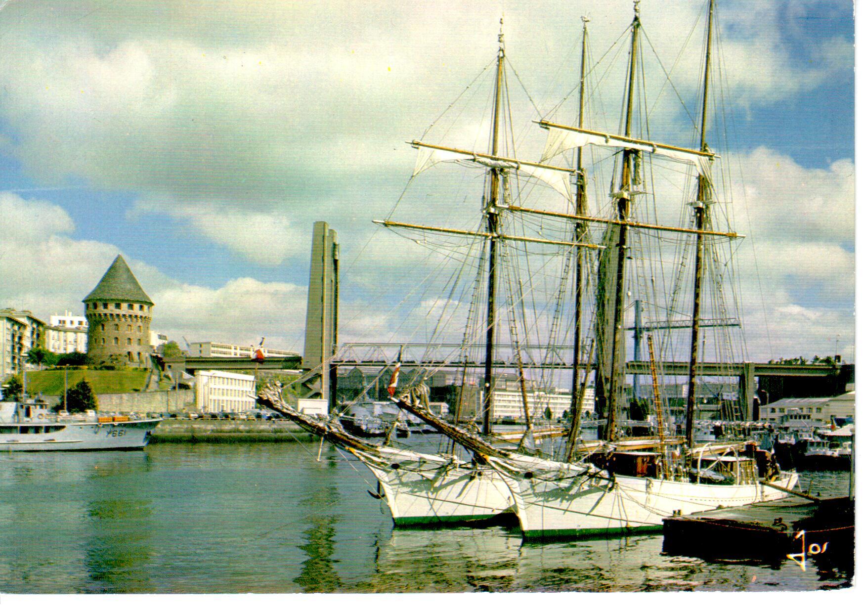 Brest L\'Etoile et la Belle Poule  quai sur les rives de la Penfeld